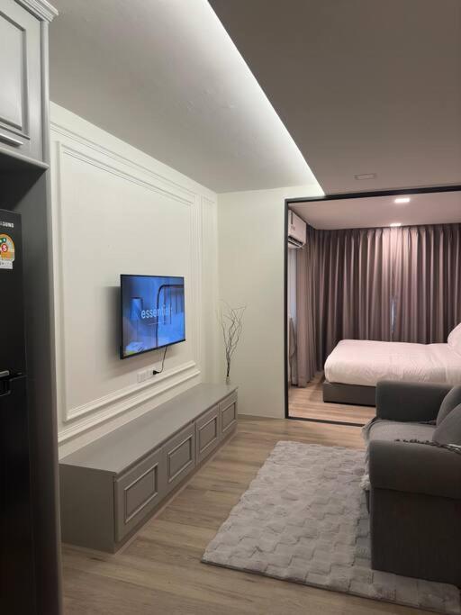 Warm And Classic Modern Appartement